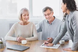 Couple reçu en rendez-vous par un conseiller