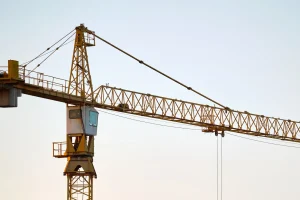 Grue sur le chantier d’un immeuble de logements neufs