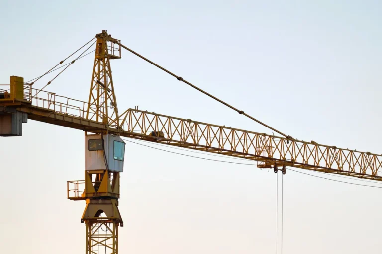 Grue sur le chantier d’un immeuble de logements neufs