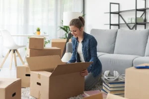 Jeune femme déballant ses cartons dans son nouvel appartement