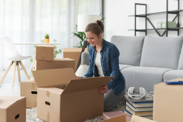 Jeune femme déballant ses cartons dans son nouvel appartement