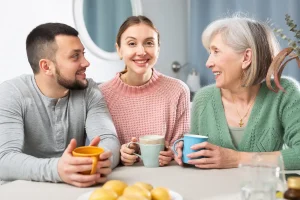 Mère âgée prenant le thé avec son fils et sa belle-fille