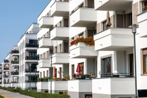 Façade d’un immeuble d’appartements à balcons