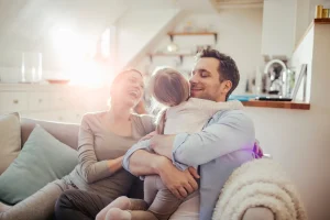 Famille détendue sur le canapé de son salon