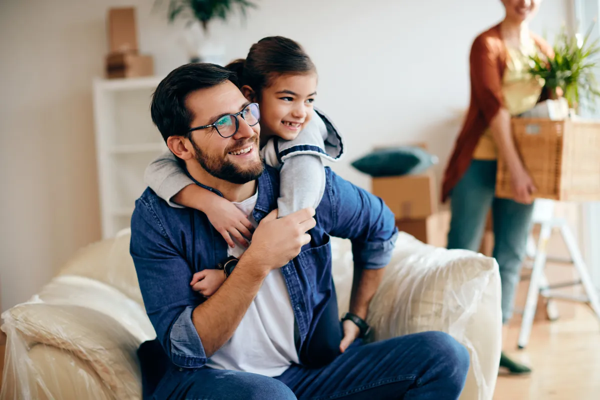 Père et son jeune fils à la maison