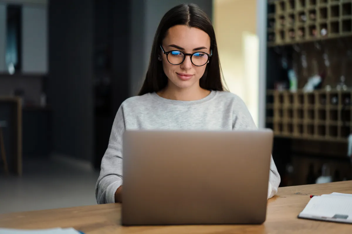 Femme travaillant sur son ordinateur portable à son bureau