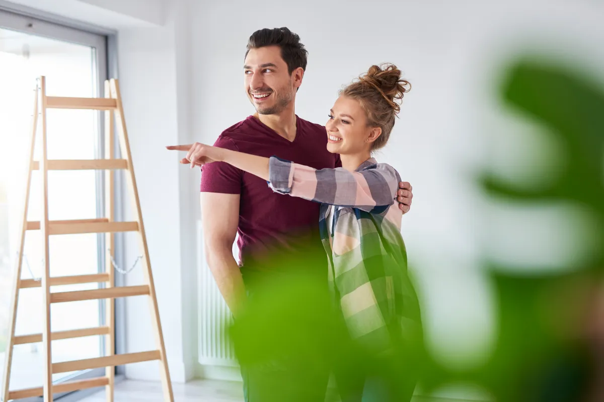 Père et sa fille préparant des travaux de peinture dans leur logement