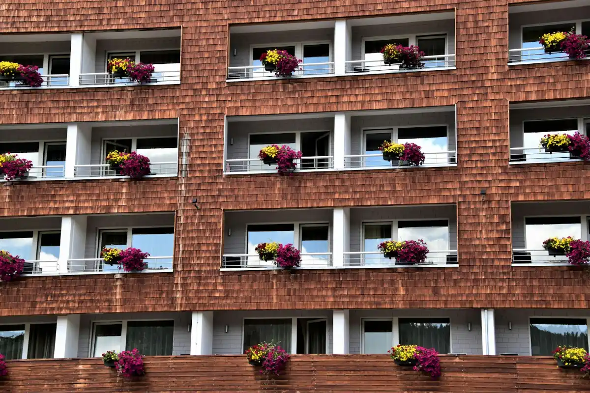 Immeuble d'habitation en brique à balcons
