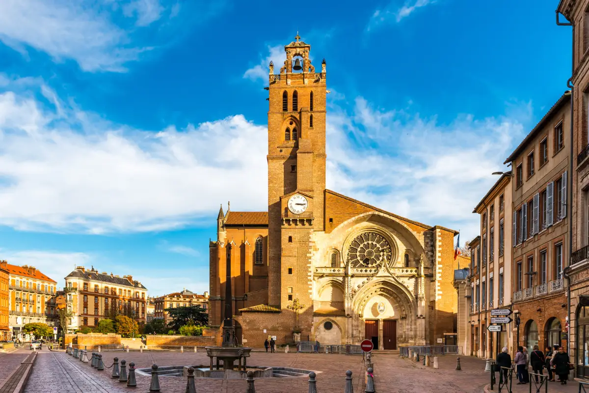La cathédrale Saint-Étienne et sa place, à Toulouse