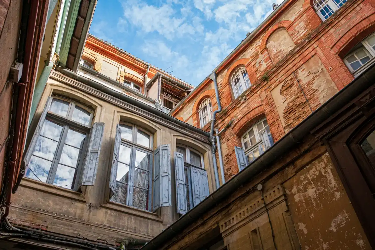 Façade d'immeuble ancien sous un ciel bleu