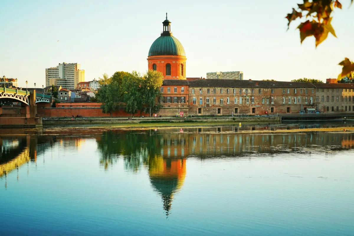 Le dôme de la Grave se reflétant dans la Garonne, à Toulouse