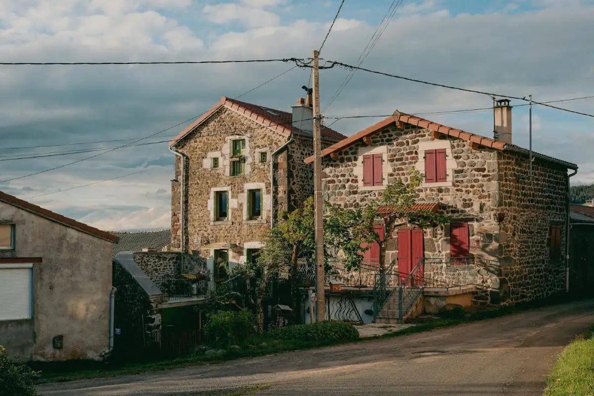 Maisons de pierre aux volets rouges