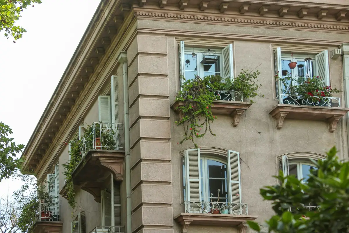 Balcons fleuris d'un immeuble ancien