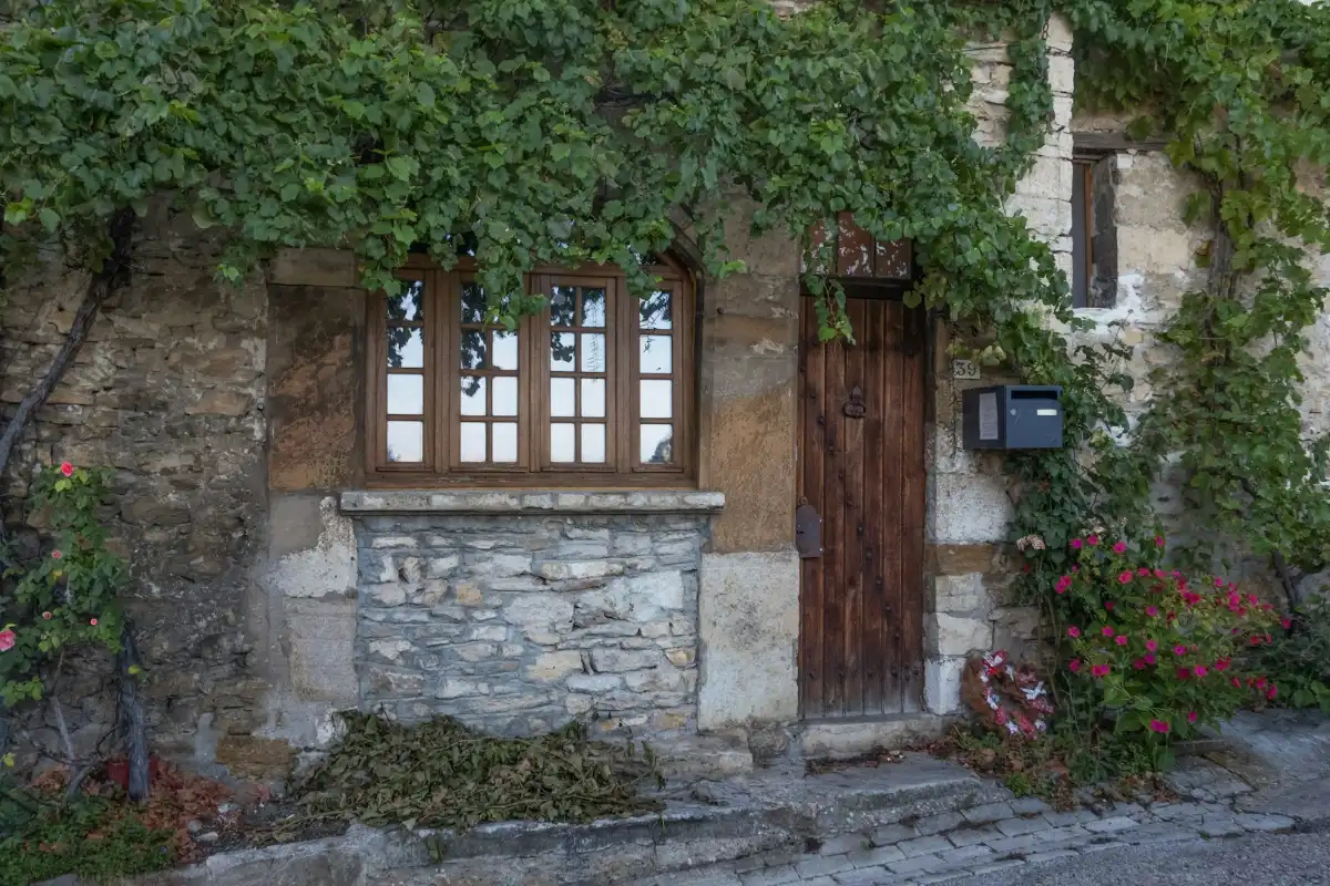 Maison de pierre couverte de vigne vierge